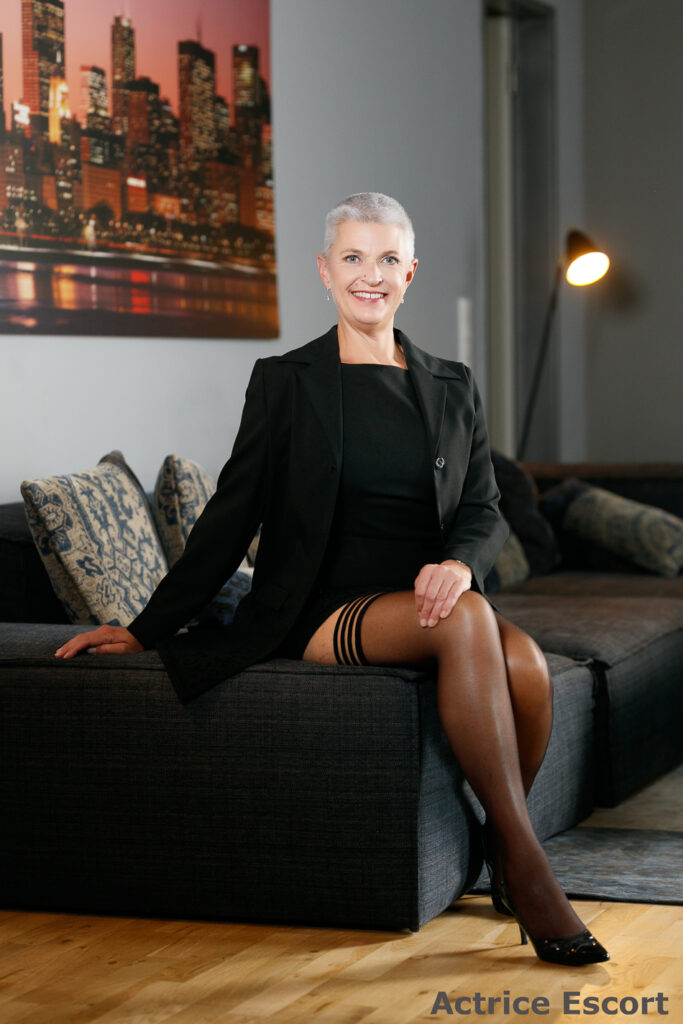 Gloria-Escort-Service-Bad-Ragaz-Schweiz-Business-Outfit