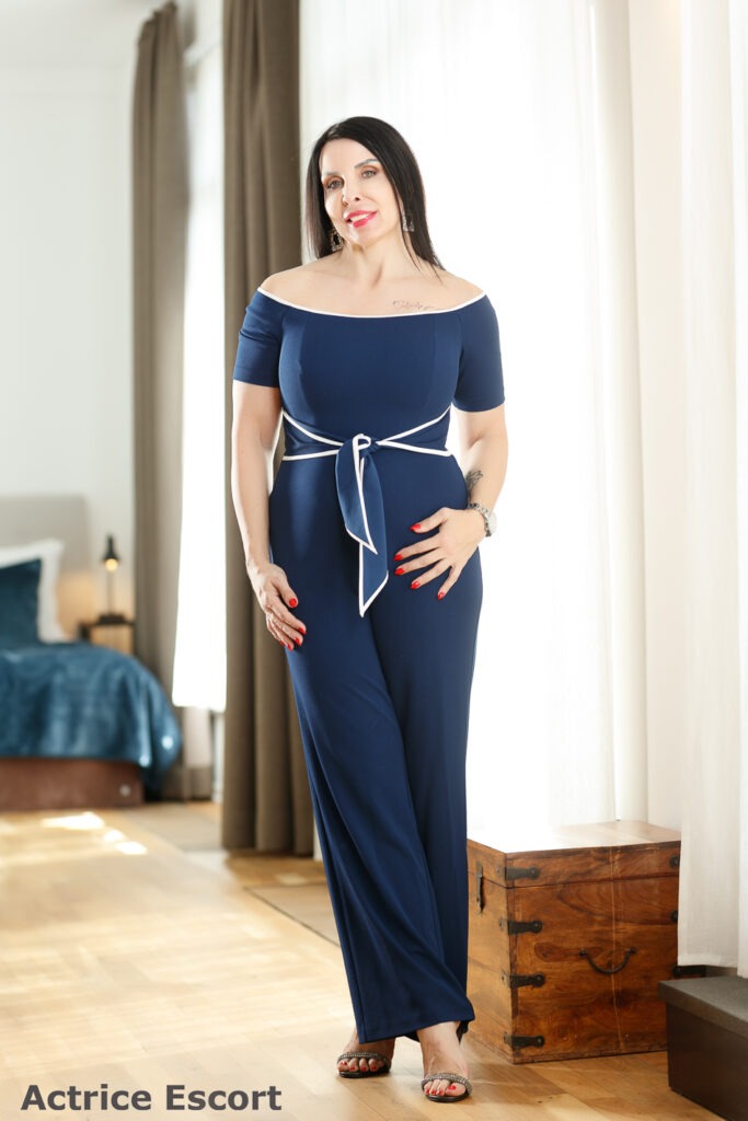 Escortdame-Lucy-aus-Darmstadt-marinefarbener-Overall